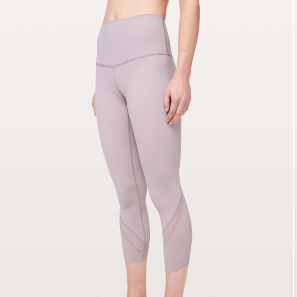 NWT Wunder Under Crop II *Roll Down Scallop